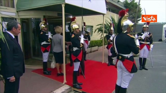 Sarkozy condannato a 5 anni. Eccolo a fianco della moglie Carla Bruni al G8 Francia nel 2011