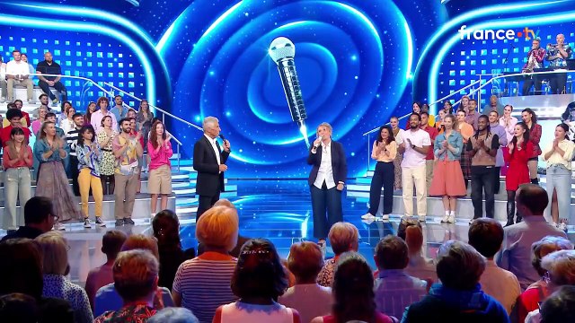 FEMME ACTUELLE - Plus de 800 chansons ! : Raffaella, la nouvelle Maestro de N’oubliez pas les paroles, révèle sa technique de révisions