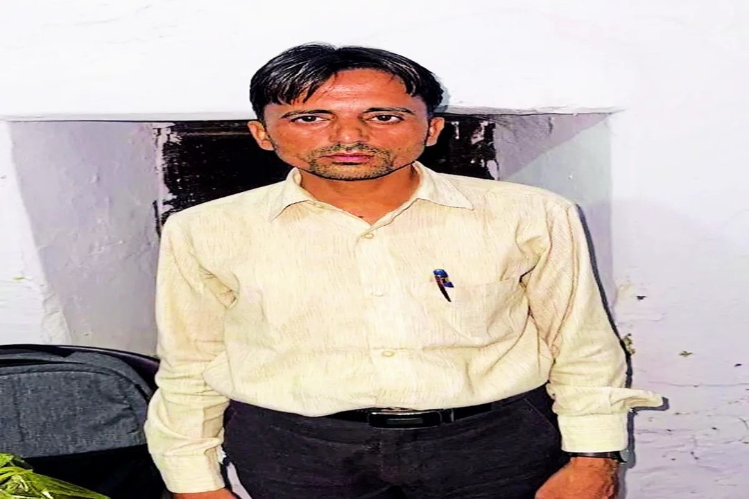 प्रवर्तन निरीक्षक के नाम पर 30 हजार की घूस लेते दलाल गिरफ्तार, निरीक्षक फरार.... देखें वीडियो...