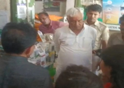 किरोड़ी लाल मीणा का औचक निरीक्षण, खाद के कट्टों के साथ अन्य सामान बेचने पर सेल पर लगाई रोक