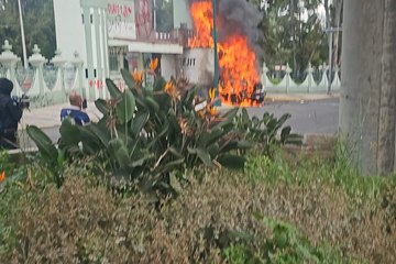 VIDEO | Normalistas lanzan camión contra reja de Campo Militar 1 en CDMX y hacen explotar cabina del conductor