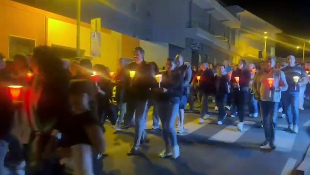 Fiaccolata di silenzio e preghiera: la comunit? di Castelsardo unita nel ricordo di Cinzia Pinna