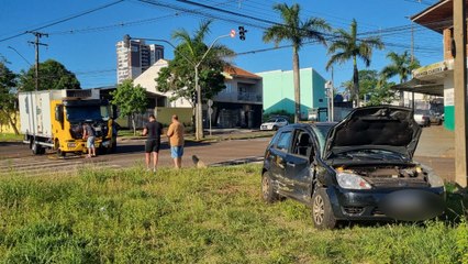 Fiesta e caminhão colidem na Avenida Brasil no Bairro Coqueiral