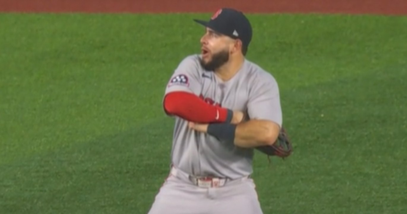 Wilyer Abreu con un rifle desde el RF