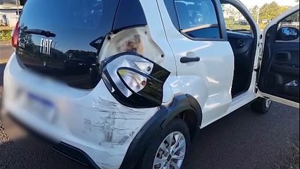 Acidente inusitado: dois carros vão para o acostamento e batem na BR-277