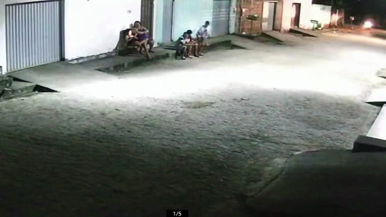Câmera flagra agente de segurança impedindo assalto a tiros em União dos Palmares