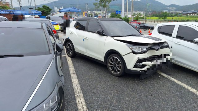 이천 신둔면사무소 주차장에서 승용차 돌진...차량 6대 파손 / YTN