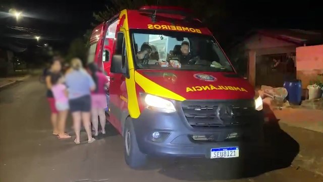 Na garupa, rapaz de 26 anos tem suspeita de fratura na perna em acidente na Avenida Cardeal