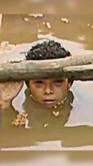 Elle avait 13 ans... et son courage a marqué le monde.1985, en Colombie : l'éruption du Nevado del Ruiz détruit Armero.Omayra survit mais reste coincée sous les décombres, dans l'eau, 60h durant.