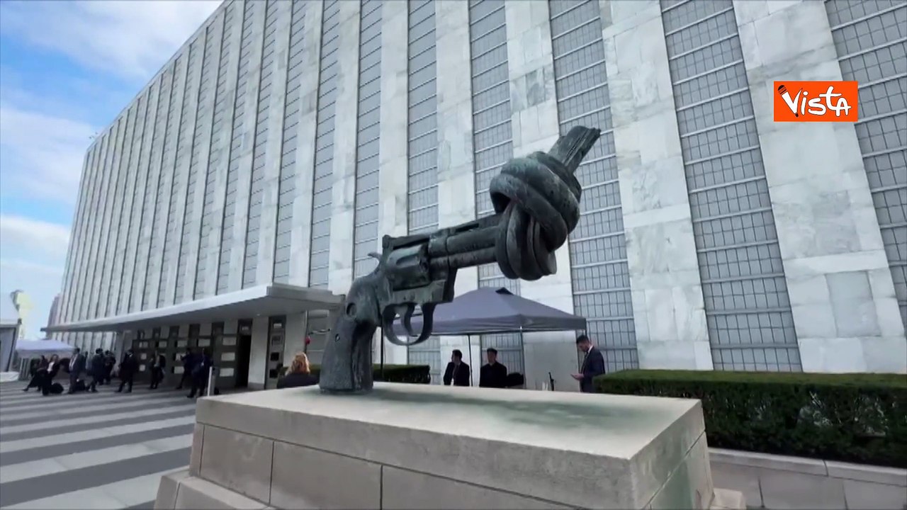 La statua della pistola annodata, simbolo dell'Onu, davanti alla sede a New York