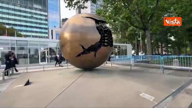 Sfera con Sfera , la statua di Arnaldo Pomodoro davanti alla sede dell'Onu a New York