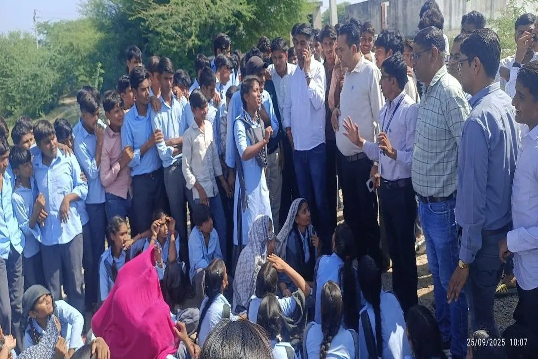 प्रधानाचार्य के के बाद विद्यार्थियों ने स्कूल गेट पर जड़ा ताला , किया विरोध प्रदर्शन