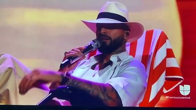 Maluma eleva la temperatura en Premios Juventud 2025