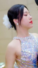 In order to find out the truth, she disguised herself as her twin sister.