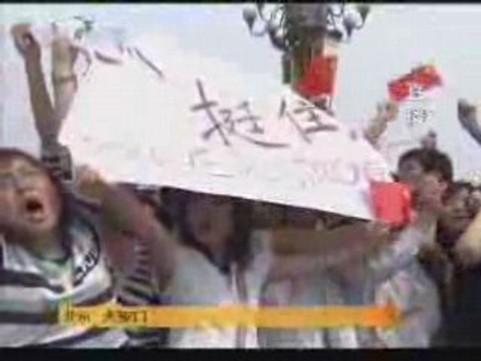 北京天安门前群众高喊：中国加油!