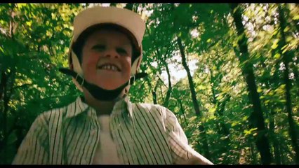 Un cheval sur le balcon (2012) - Bande annonce