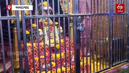 125 વર્ષથી 'વાડી ગામની પોળ'માં થતાં શેરી ગરબાની પરંપરા, અહીં માત્ર બહેનો અને માતાઓ જ રમે છે ગરબા,