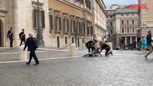 Il blitz per Gaza degli attivisti Ultima Generazione a Montecitorio: trascinati via di peso dai carabinieri
