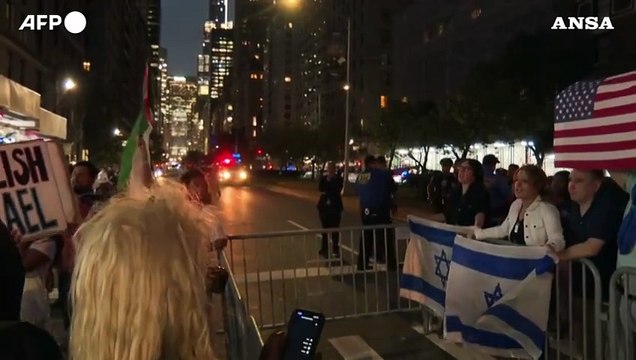 Netanyahu a New York, manifestanti davanti all'hotel