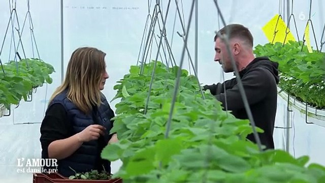 Océane à la ferme avec ses prétendants dans L'amour est dans le pré .