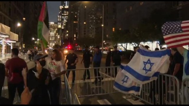 New York, manifestazioni e proteste davanti all'hotel di Netanyahu
