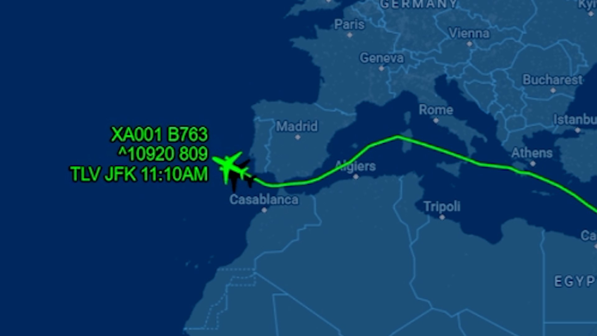 Benjamin Netanyahu ha desviado su ruta en avión 600 kilómetros. El objetivo era claro: evitar sobrevolar países en los que podría ser arrestado por crímenes de guerra, como España y Francia. En la web de rastreo de vuelos Flightradar24, como puede verse en el vídeo, se aprecia perfectamente el desvío de la aeronave, que sí ha pasado brevemente por Grecia e Italia. El mandatario israelí viajaba a EEUU, donde va a pronunciar un discurso ante la ONU y días posteriores tiene agendado visitar la Casa Blanca y reunirse con Donald Trump.