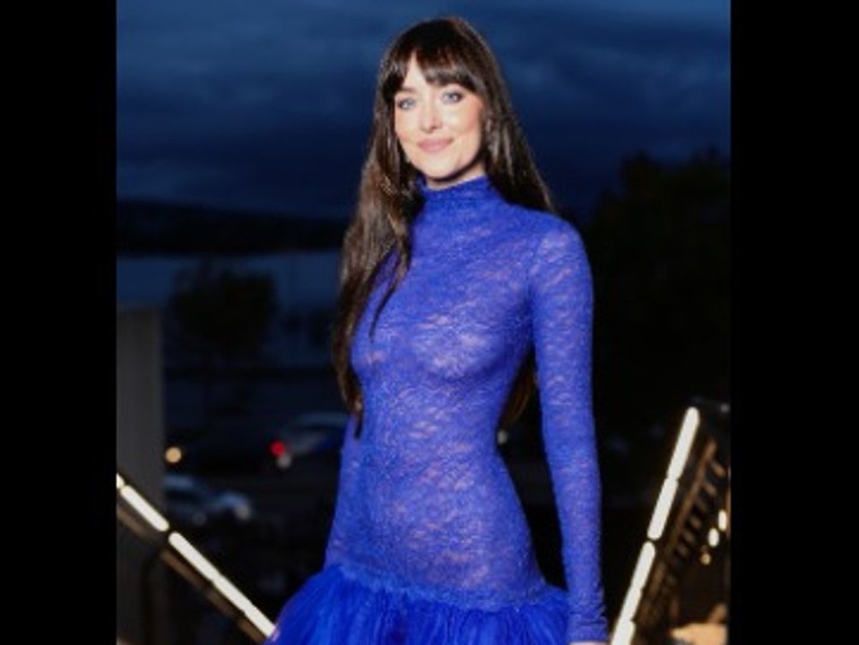 Dakota Johnson sorgt im transparenten Kleid für Aufsehen