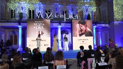Lydia Bosch recibe el premio ‘Voz de la Piel a la Transparencia’