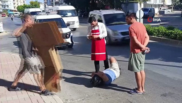 Otomobille çarpışan motosikletli metrelerce savruldu: O anlar kamerada