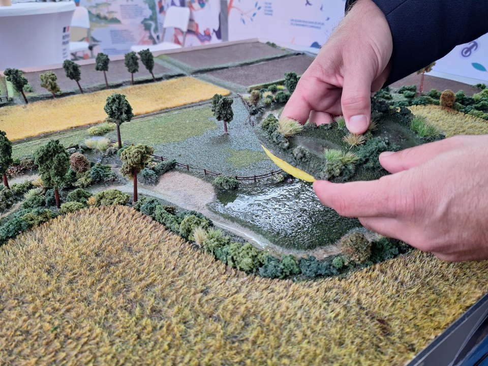 Festival de Loire Orléans 2025 : animation au stand de l'Office français de la biodiversité et l'agence de l'eau Loire-Bretage