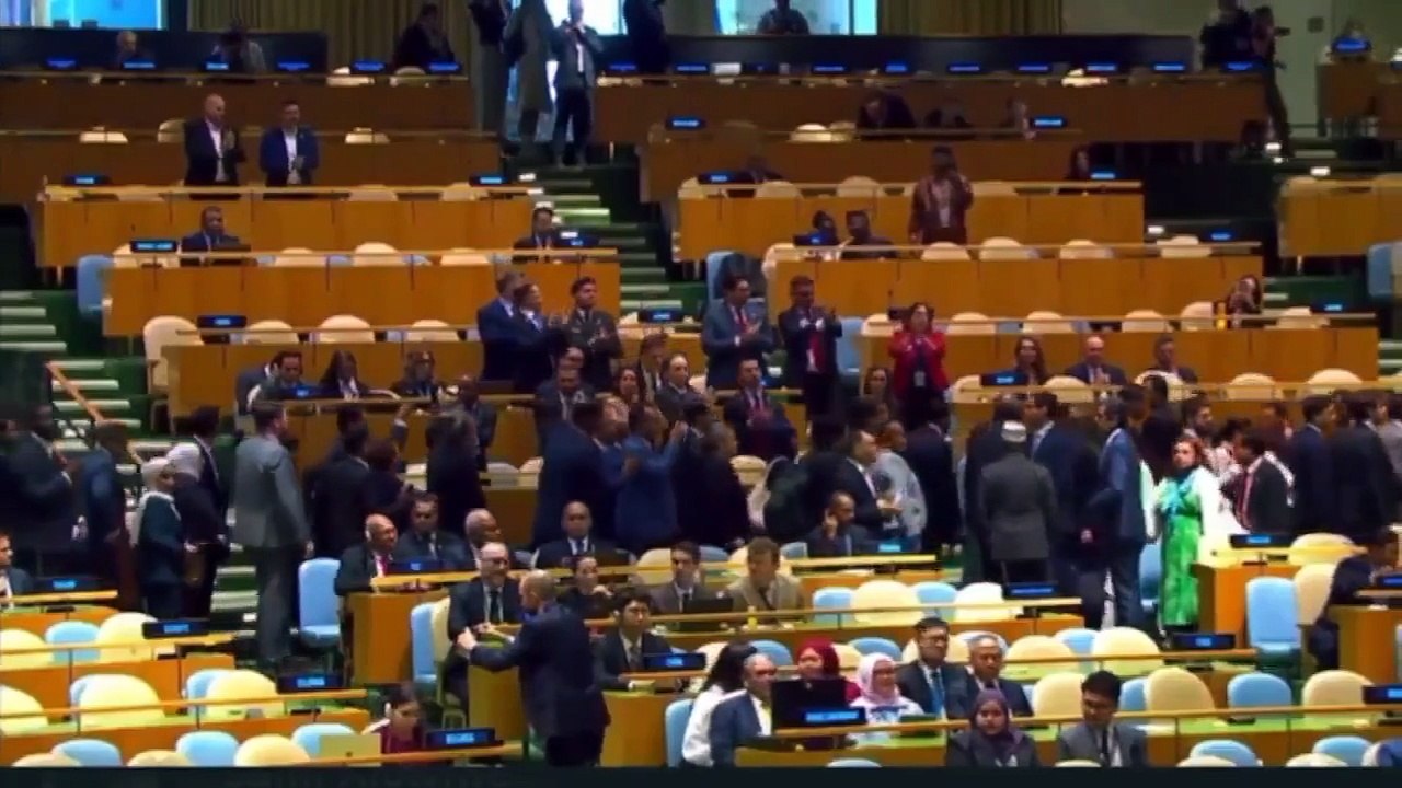 Gazze Kasabı geldi, herkes salonu terk etti!