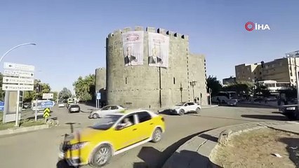 Diyarbakır surlarına Bahçeli’nin posterleri asıldı