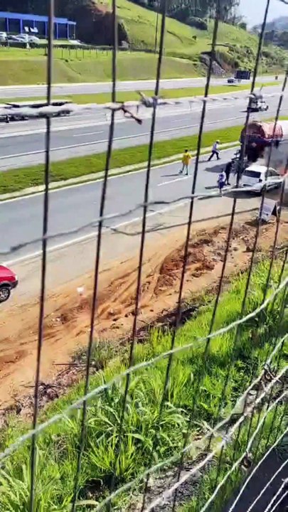 Carro pega fogo na BR-470 em Blumenau e caminhão-pipa interrompe trajeto para ajudar