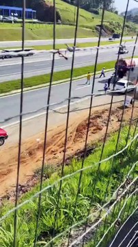 Carro pega fogo na BR-470 em Blumenau e caminhão-pipa interrompe trajeto para ajudar