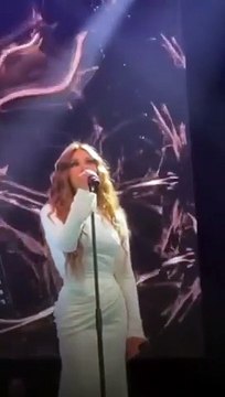 بالفستان الأبيض نجوى كرم تعلن زواجها بشكل رسمي في حفلها بـ رومانيا