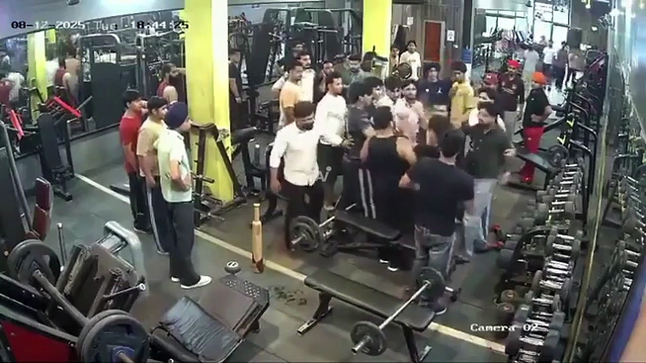¡Terror en un gimnasio! Pelea con barras de hierro deja escenas de violencia extrema (Video)