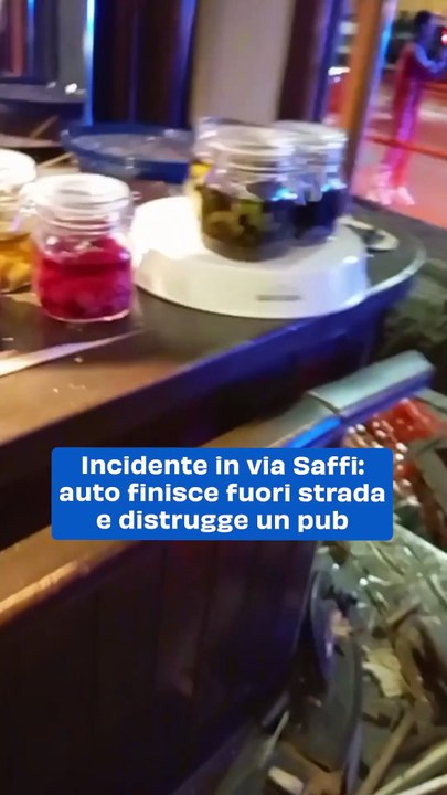 Incidente in via Saffi: auto finisce fuori strada e distrugge un pub