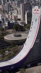 Un patinador brasileño  de 50 años pulveriza dos récords mundiales en la rampa más alta de la historia