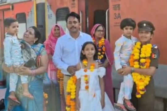 Rajasthan: 2 बच्चों की मां सरिता बनी पहली महिला NCC लेफ्टिनेंट तो झूम कर नाचे पति, सास- ससुर ने ऐसे किया वेलकम