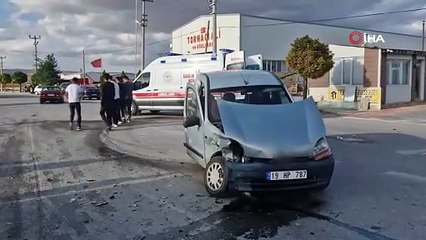 Çorum’da hafif ticari araç ile otomobil çarpıştı: 3 yaralı