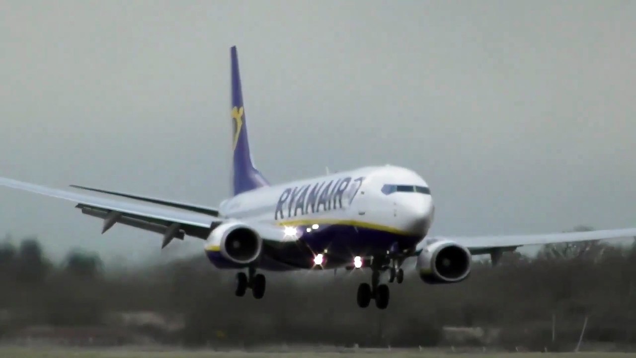 Ryan Air Wobbly Approach And Thrust Reverser Midair #aviation #airliner #approach #landing