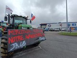Des agriculteurs dans un supermarché de Pithiviers pour dénoncer le traité commercial du 
