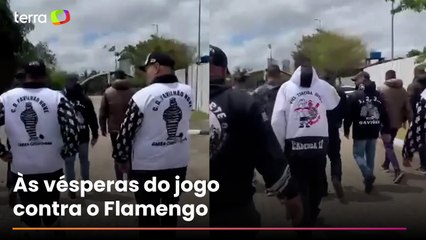 Torcidas organizadas do Corinthians se reúnem com elenco no CT Joaquim Grava, em São Paulo