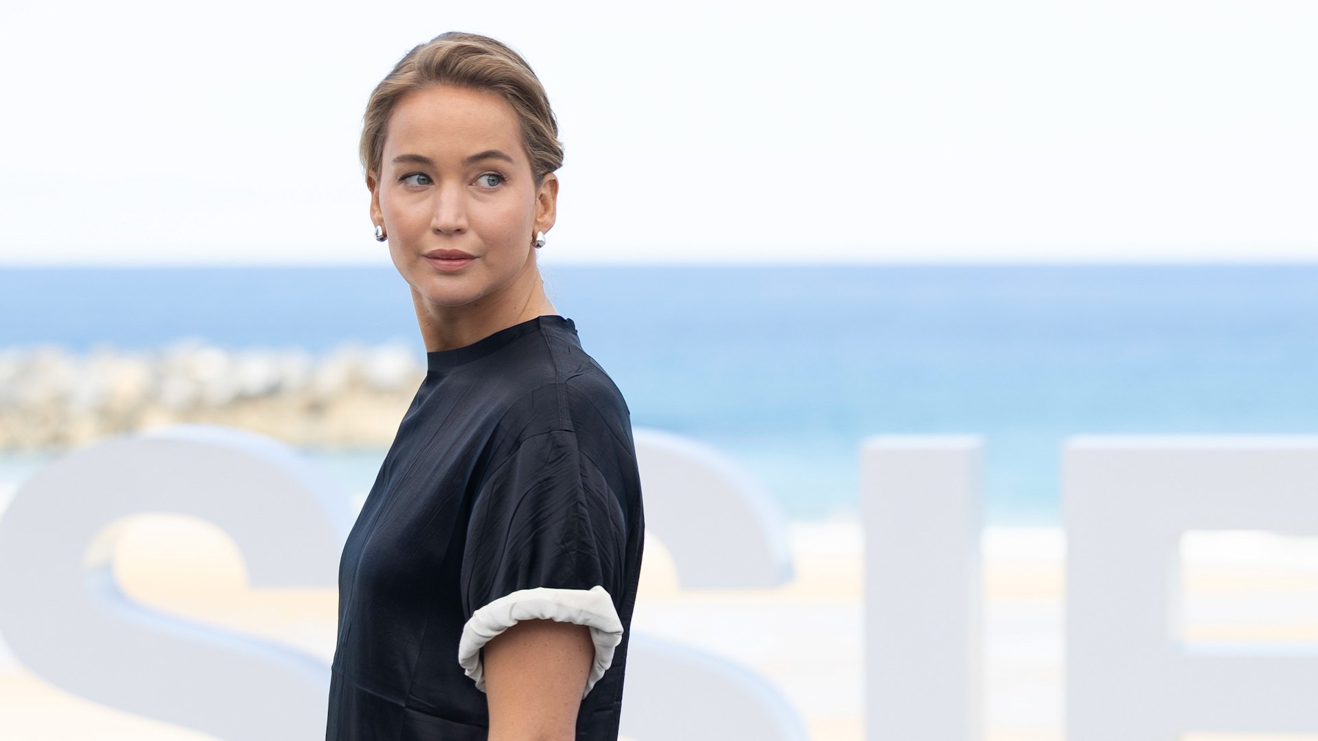 La actriz estadounidense Jennifer Lawrence calificó este viernes de "genocidio" la guerra de Israel en Gaza y arremetió contra una política estadounidense que, a su juicio, carece de "integridad". Lo hizo antes de recibir en San Sebastián el Premio Donostia a su trayectoria en el Festival de Cine. "Lo que está ocurriendo es nada menos que un genocidio, y es inaceptable", afirmó la intérprete de 35 años durante una rueda de prensa en la capital guipuzcoana. Visiblemente emocionada, Lawrence añadió: "Siento miedo por mis hijos, por nuestros hijos. Lo que me entristece tanto es que esta falta de respeto y el discurso actual en la política estadounidense se van a convertir en algo normal para ellos, me refiero a los jóvenes que votan ahora con 18 años". La ganadora del Óscar en 2013 por Silver Linings Playbook criticó además que, en la política estadounidense, "los políticos mienten, no hay empatía", y alertó de que "cuando ignoras lo que está pasando en una parte del mundo, no tardará mucho en llegar también a tu lado".