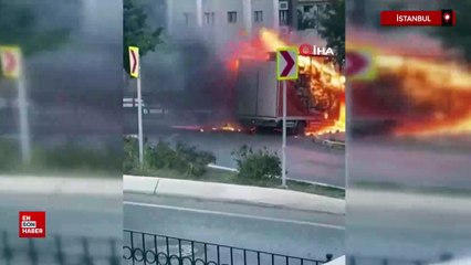 İstanbul'da kargo yüklü kamyonet alev alev yandı
