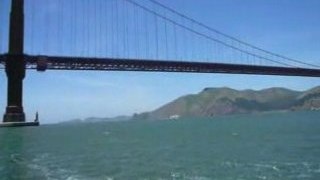 Passage sous le Golden Gate Bridge