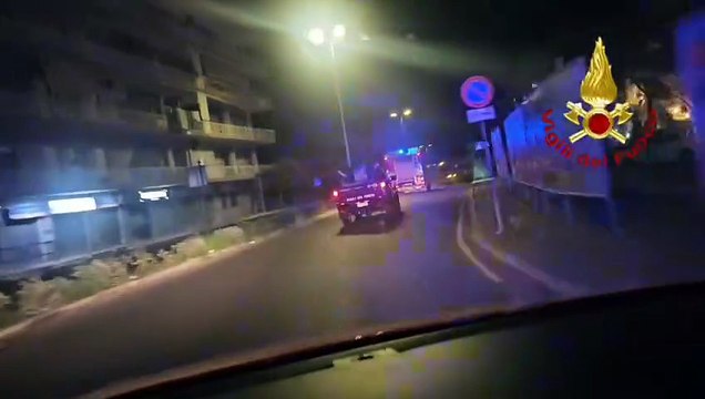 Crotone, in fiamme Smart alimentata a benzina e Gpl: provvidenziale intervento dei Vigili del fuoco