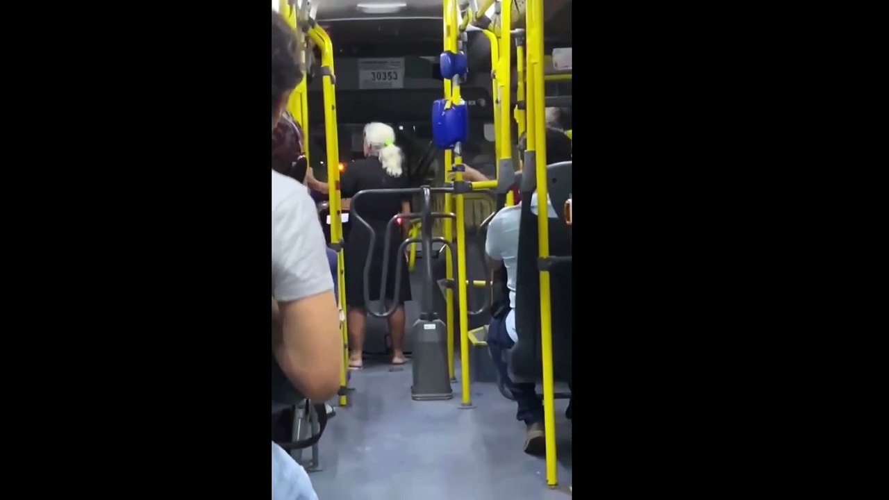 Idosa agride com "chineladas" passageiro e motorista de ônibus em Fortaleza