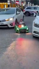 Akülü arabasıyla yolda oynayan bir çocuğa başka bir araba çarptı