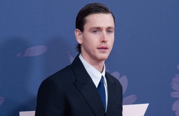 Harris Dickinson escucha comentarios 'profundamente inapropiados' de algunas de sus fans femeninas